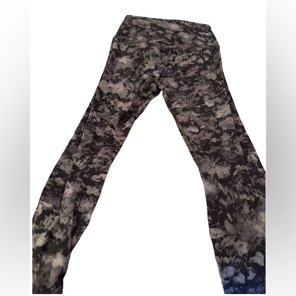 Lululemon Align 25” Flower Pattern Size 8 high rise leggings, gently… - Picture 1 of 4